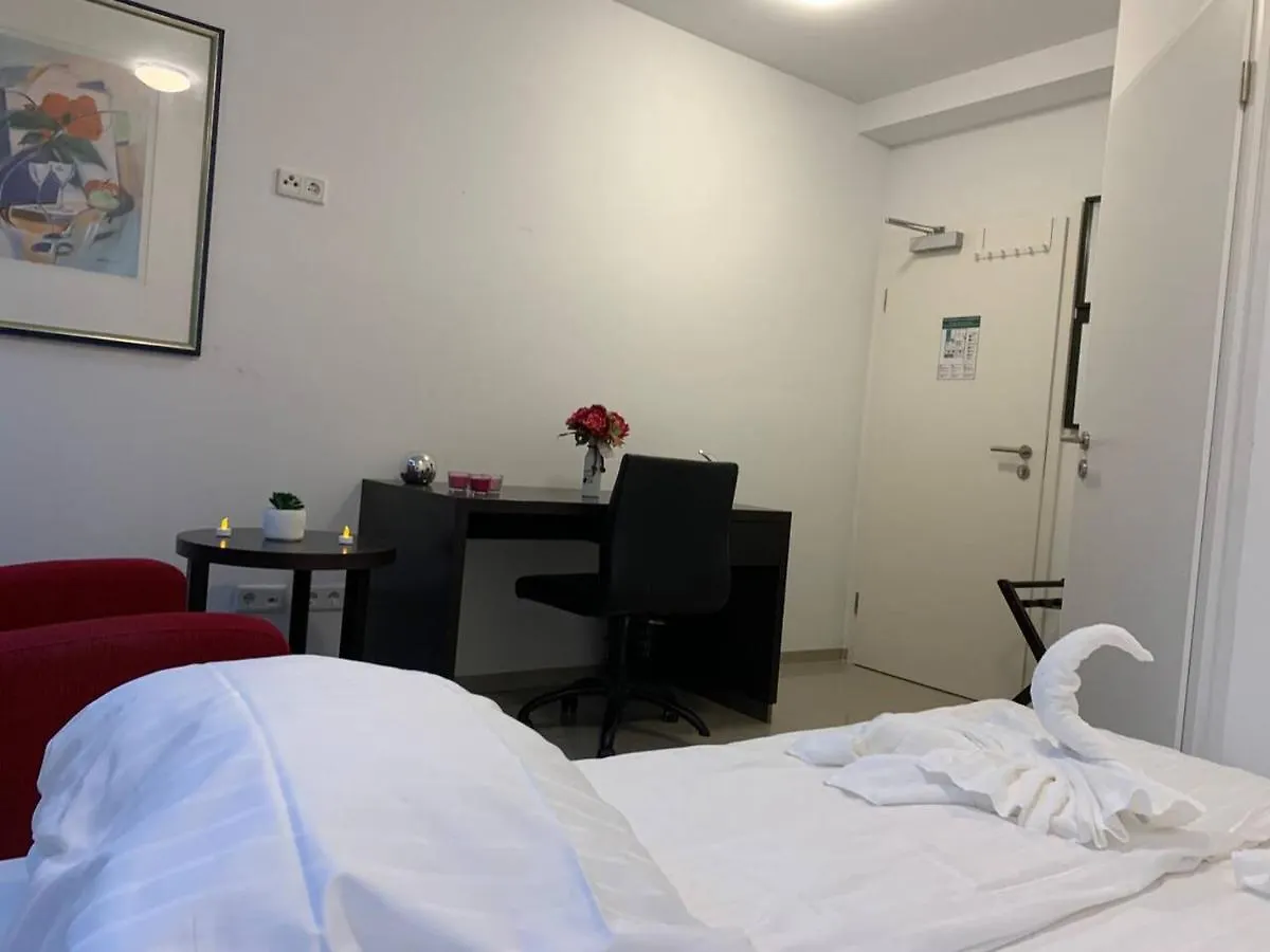 Lovely Studio Cologne West 1 location
